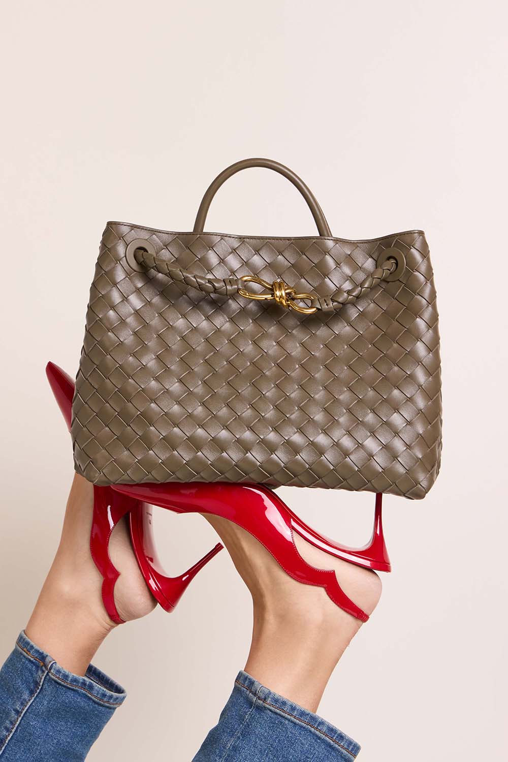 תמונת כל הלוק של תיק קרוסבודי אנדיאמו מדיום